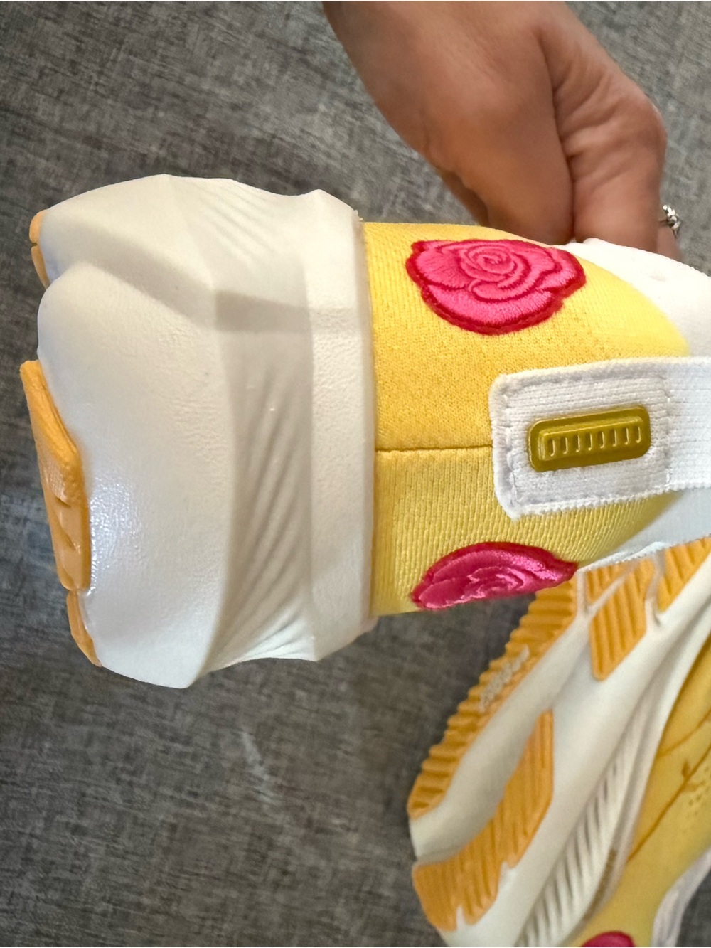 Brooks Yellow and White Men’s Running Shoes. - Picture 4 of 7